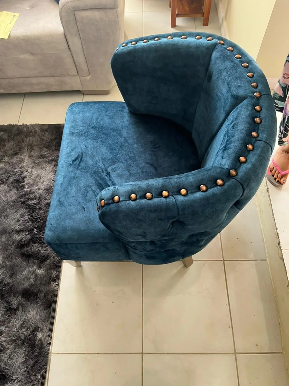 Sillón capitoné azul petróleo con patas cromadas