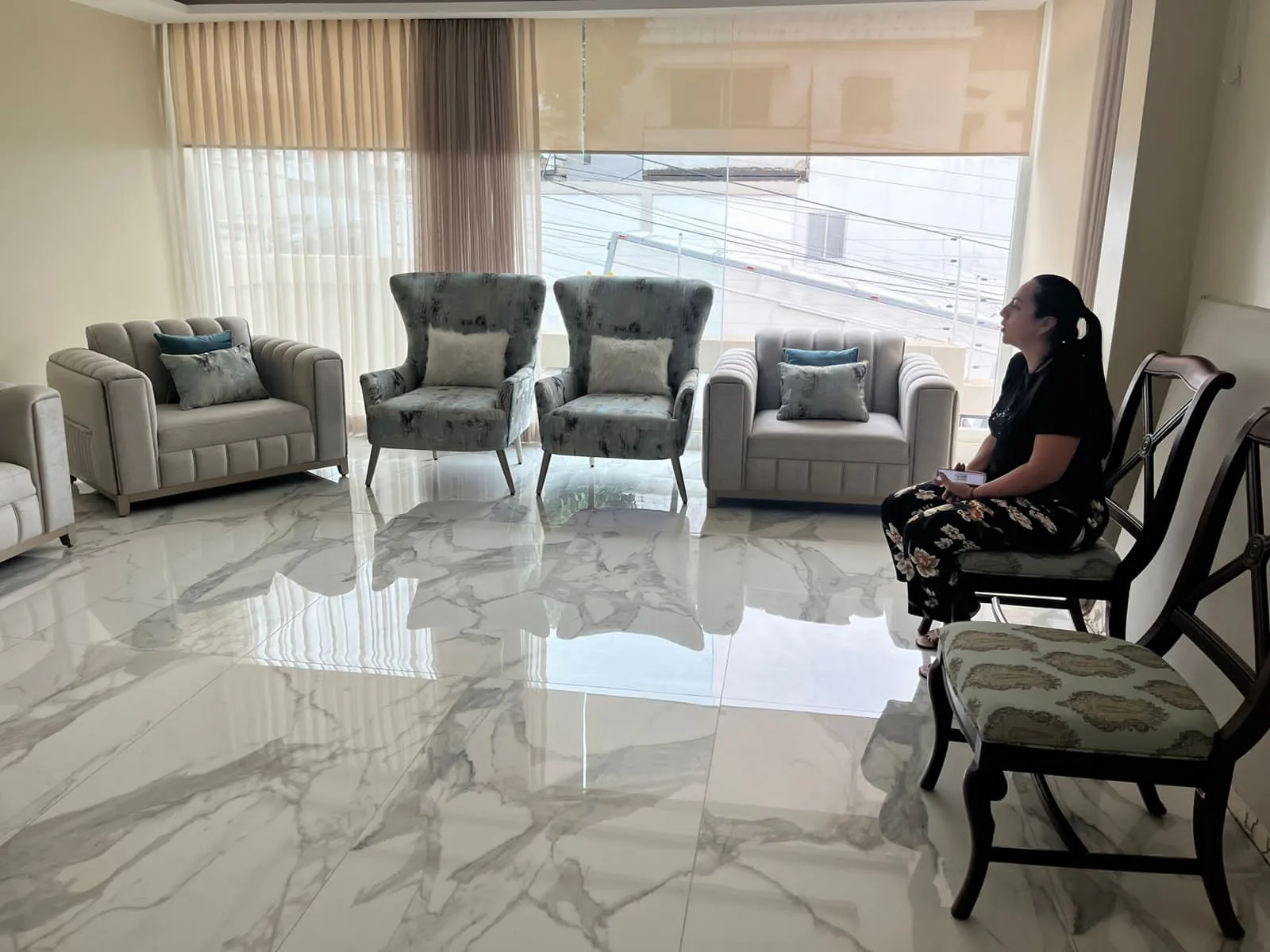 Sillón gris con vivo turquesa damasco + loveseat a juego