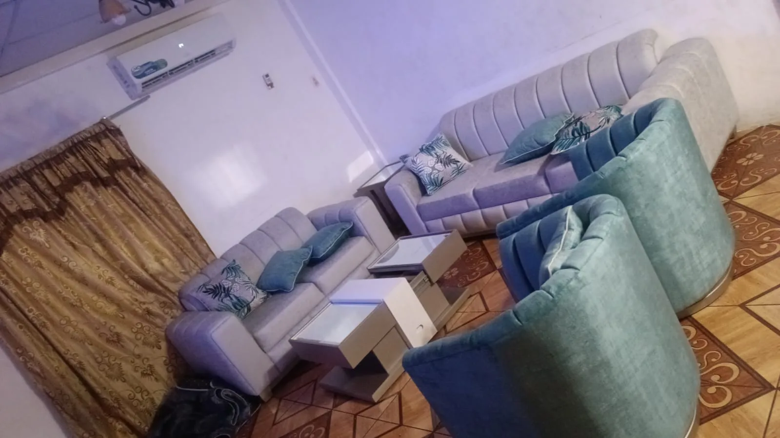 Sofá lila/lavanda acanalado con sillones verde agua