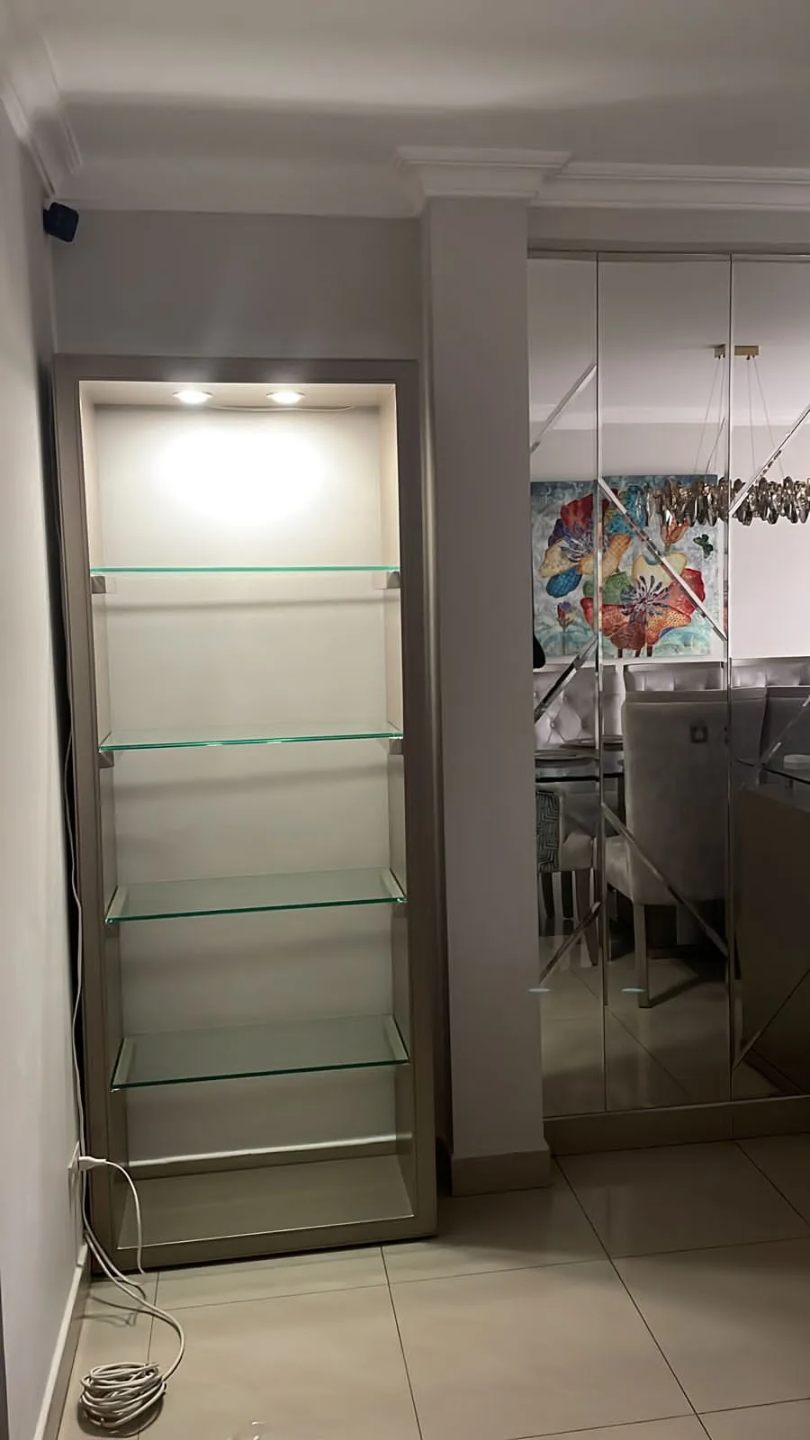 Vitrina alta de repisas de vidrio iluminadas