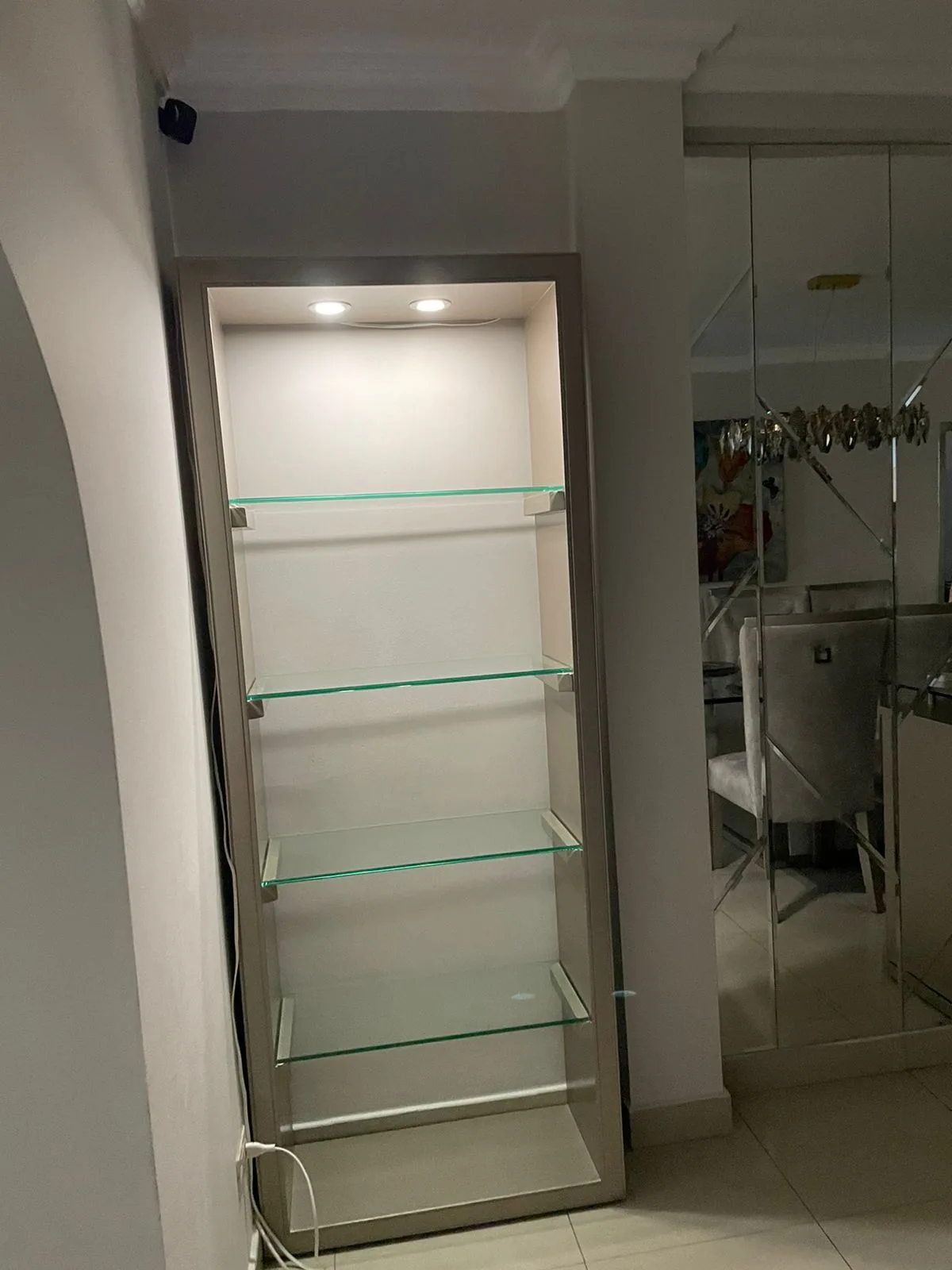 Vitrina alta de repisas de vidrio iluminadas