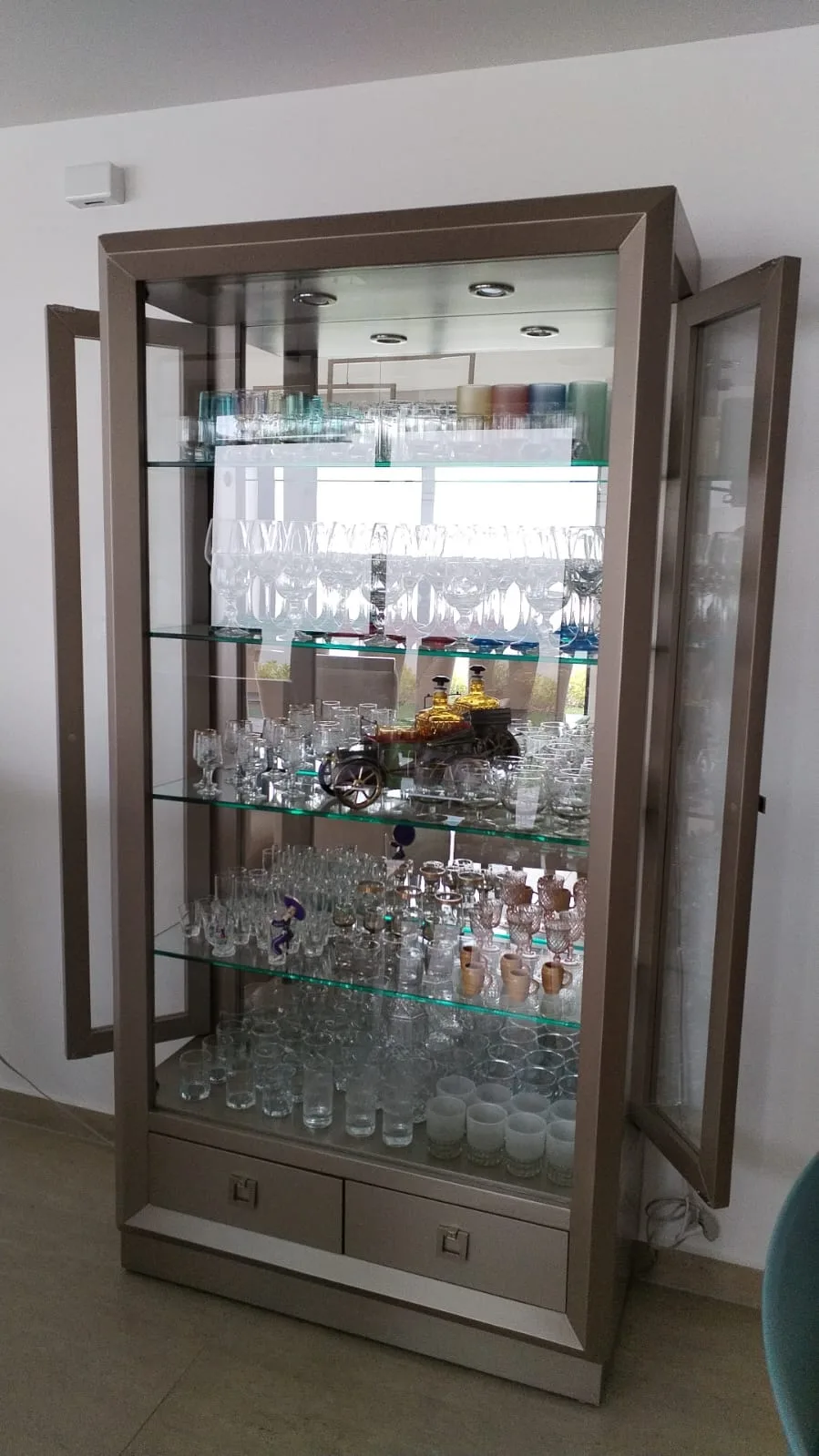 Vitrina alta para cristalería