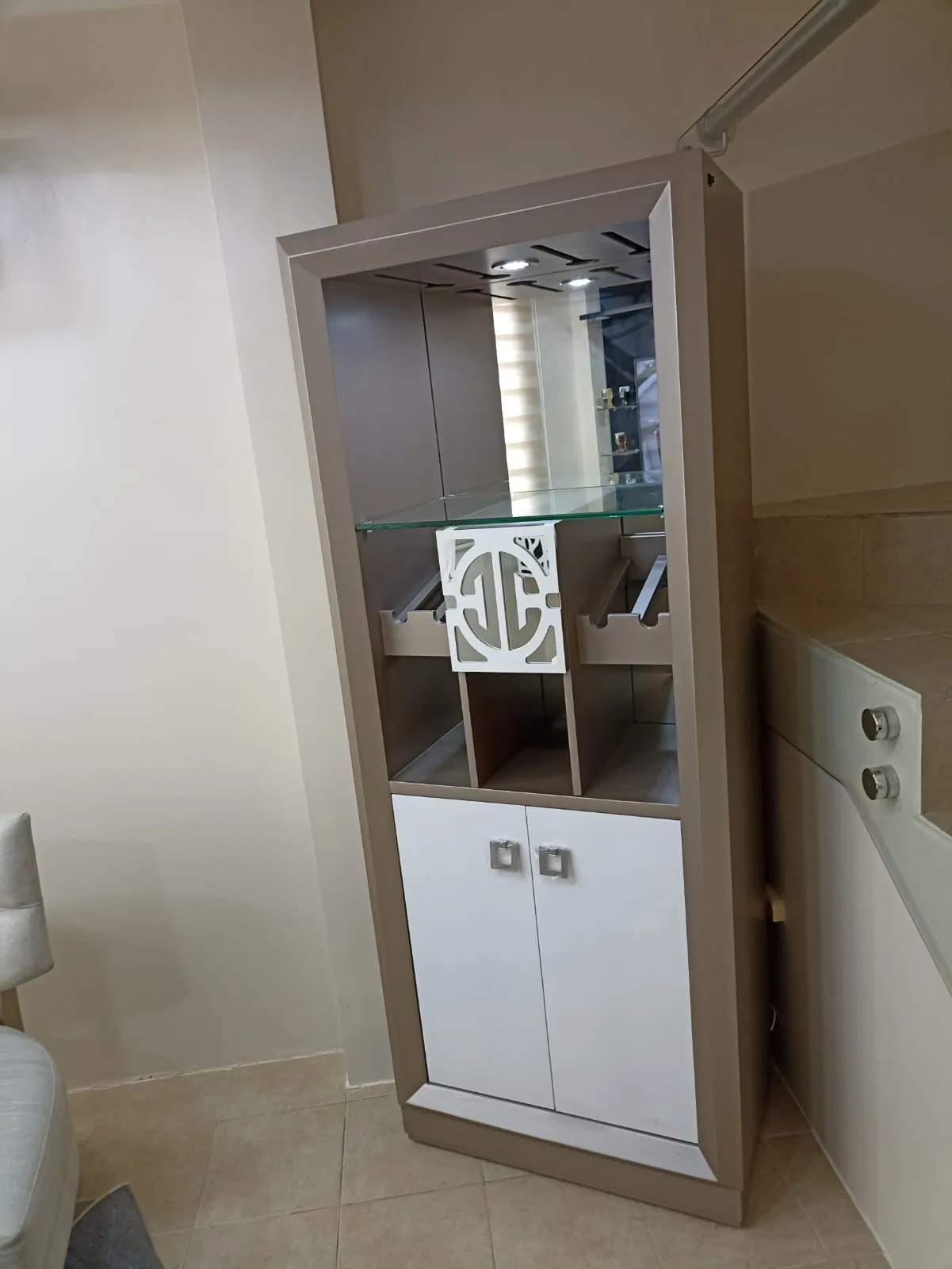 Vitrina bar con panel fretwork