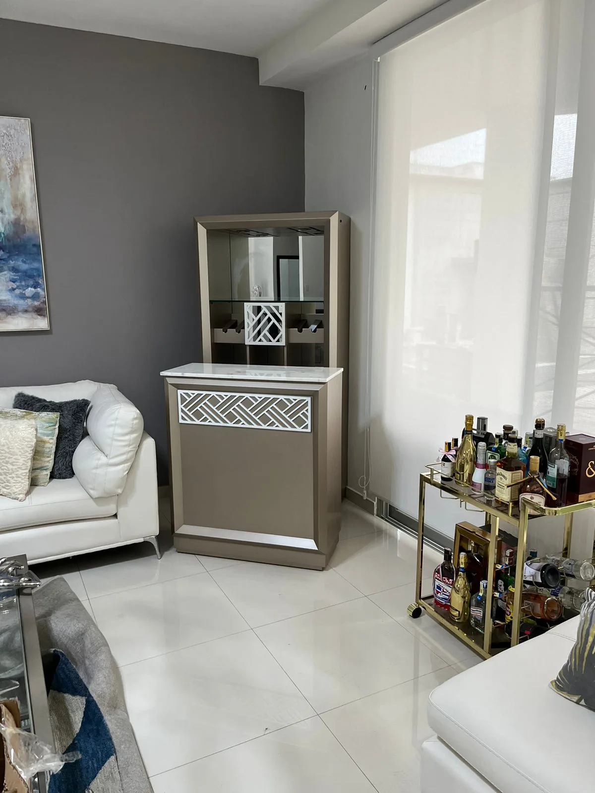 Vitrina bar con panel fretwork